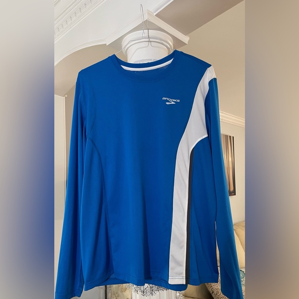 Brooks men’s size X-LARGE Equilibrium Technology long sleeve blue and white top